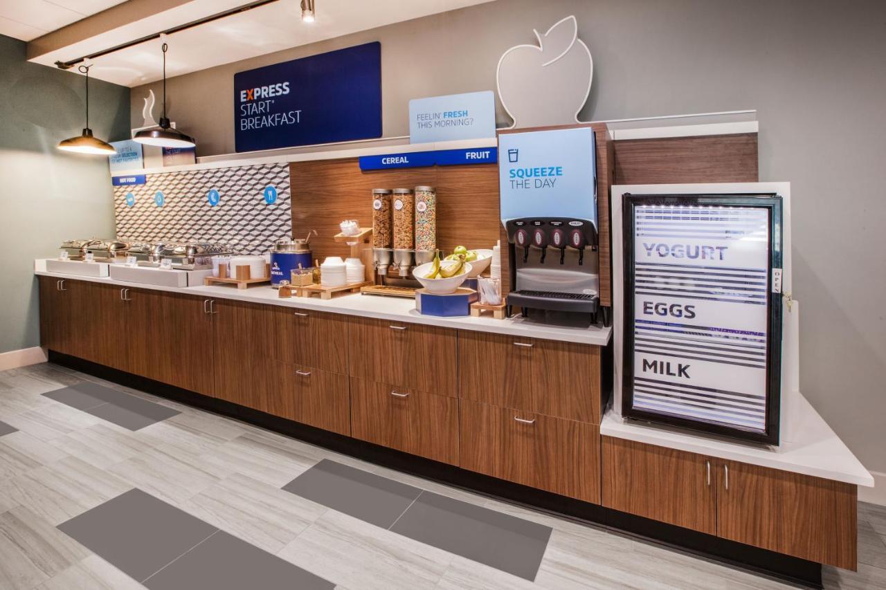 Holiday Inn Express & Suites Malone By Ihg Exteriér fotografie